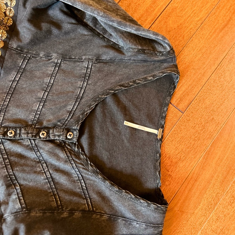 Chic Charcoal Tunic with Lace Detail - Picture 4 of 16